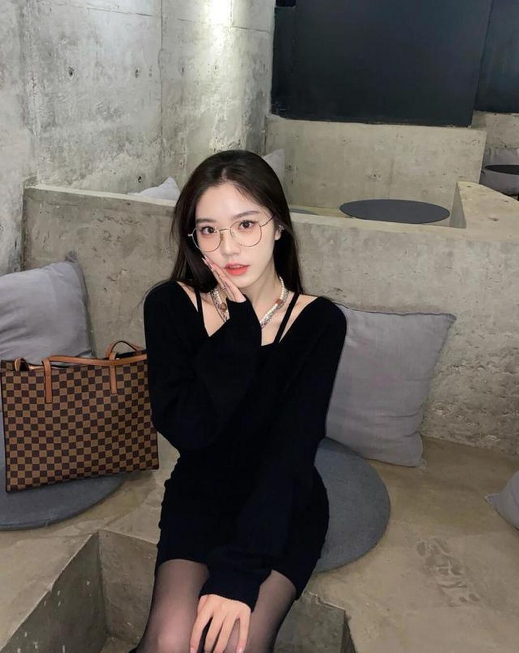 女朋友漂亮又喜欢穿黑丝袜出门,很好看,男朋友允许这样穿吗?