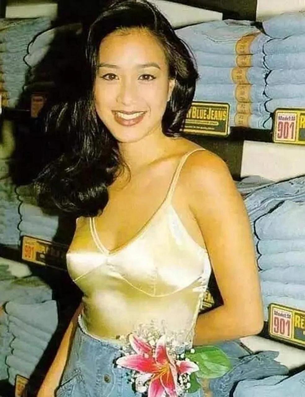 領動計劃# 1993年,國際華裔小姐選美,23歲的鐘麗緹,一舉奪得華裔薪灃