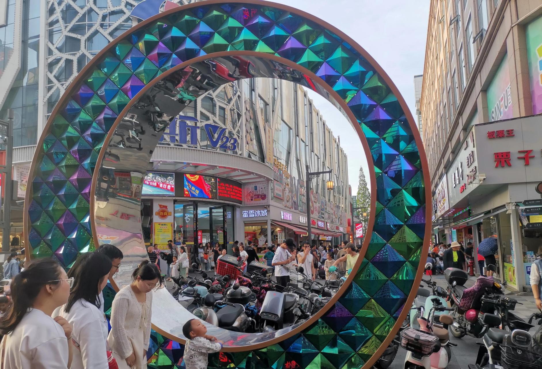 【情浓五一,荆门中天街,热闹非凡】 五一劳动节是我国重要的传统节日