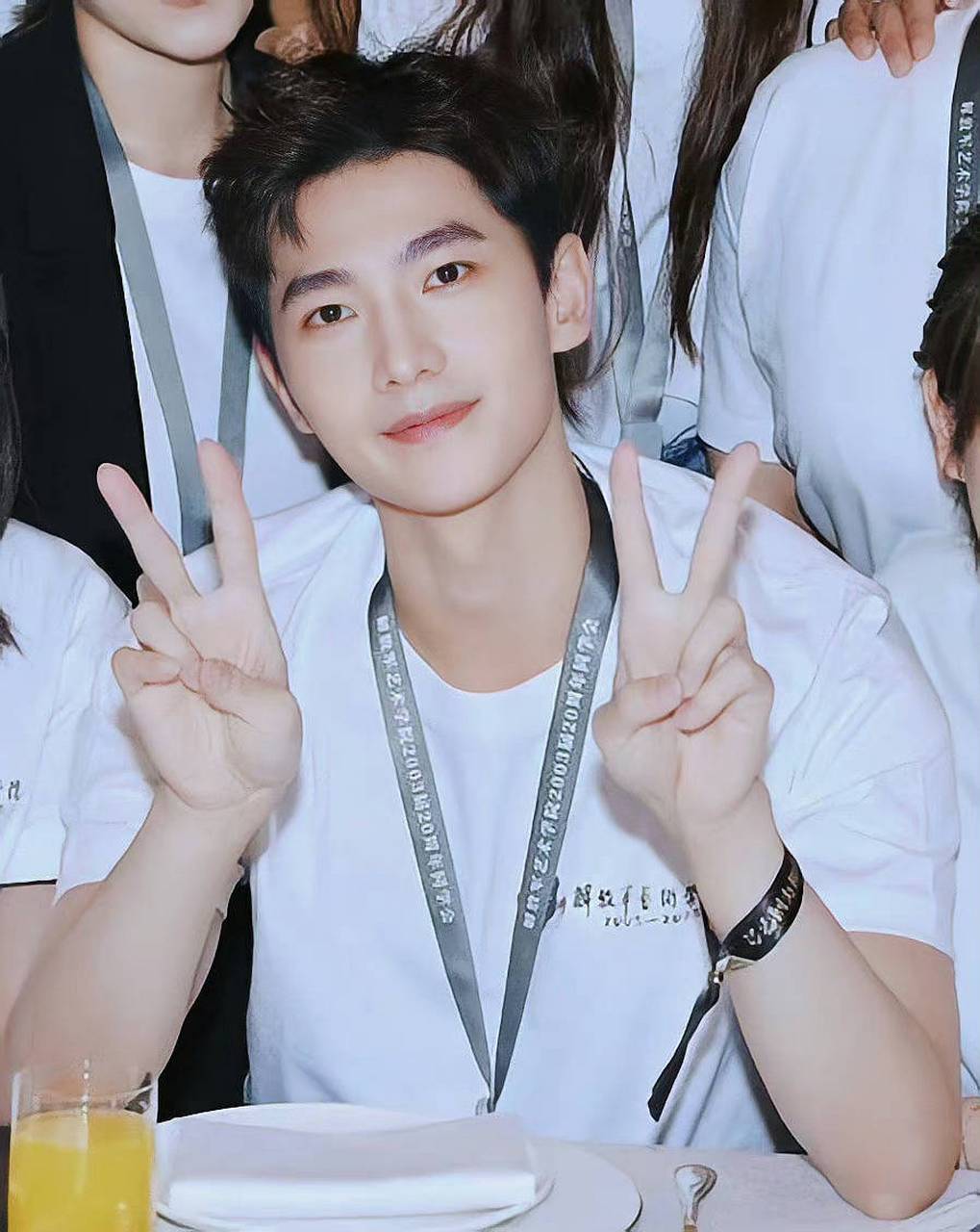 杨洋20周年同学会被争相合影 与同学跳舞场面超嗨