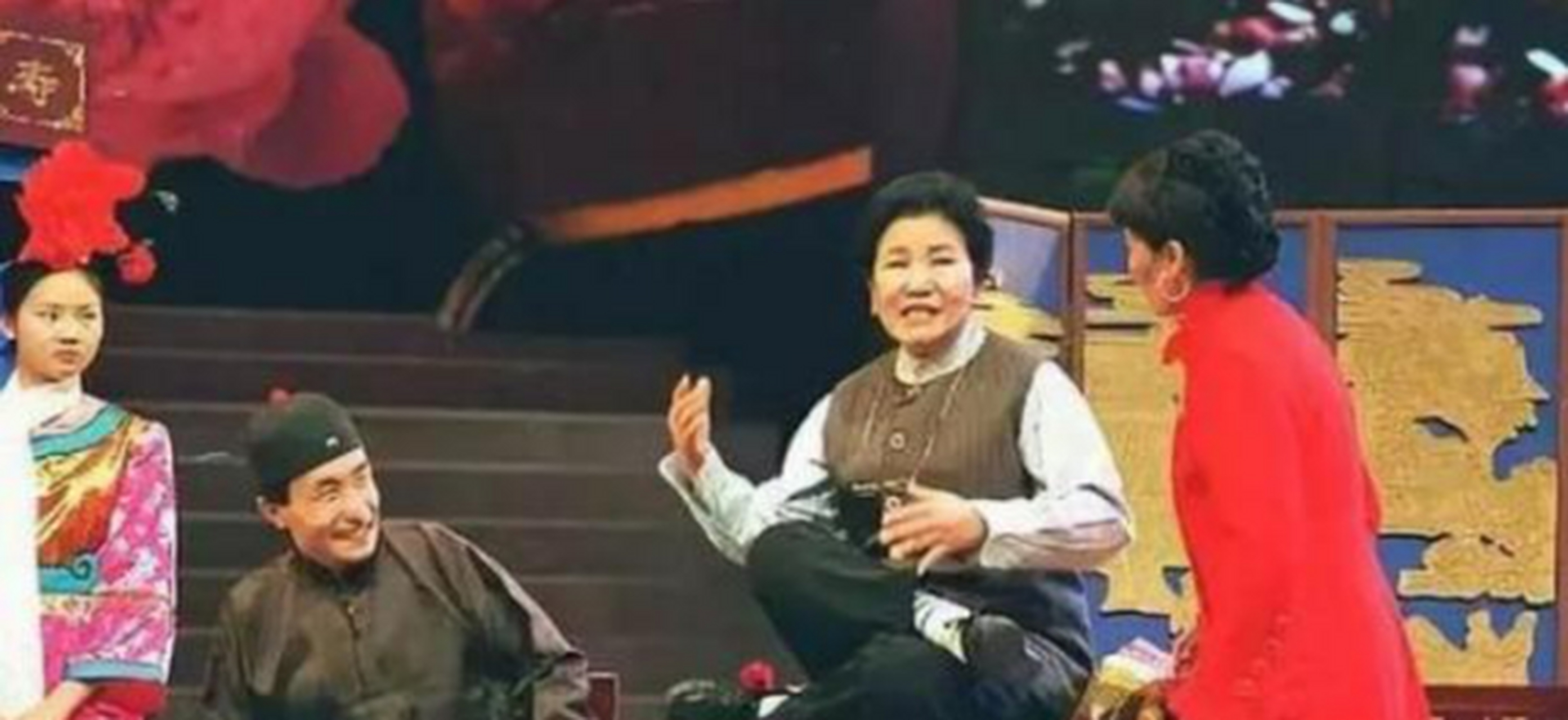 第一年和赵丽蓉搭档的是当红的"济公"扮演者游本昌,还有《扫黑风暴》