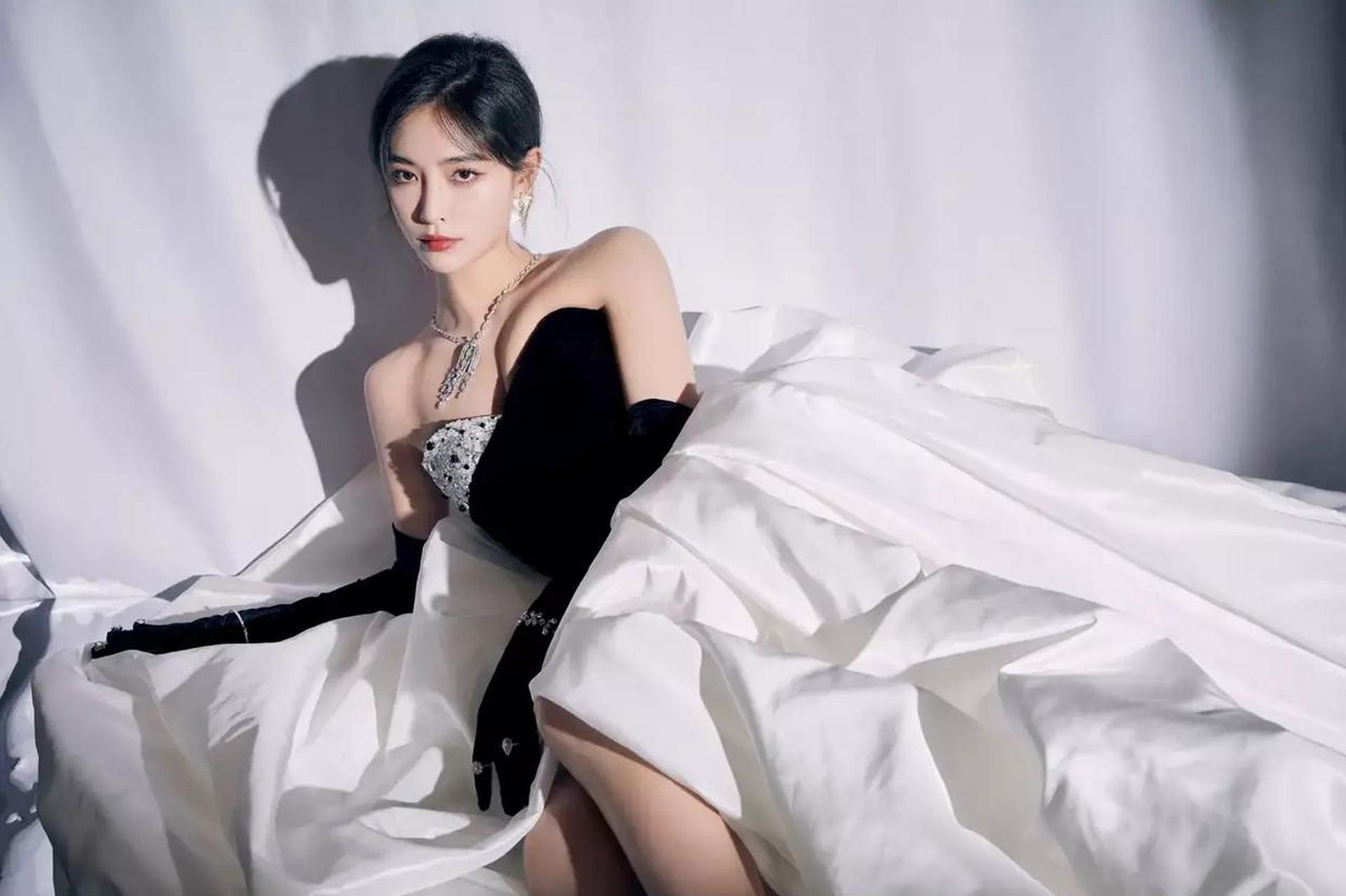 许佳琪 闪钻抹胸拼接礼服,复古摩登,矜贵优雅.