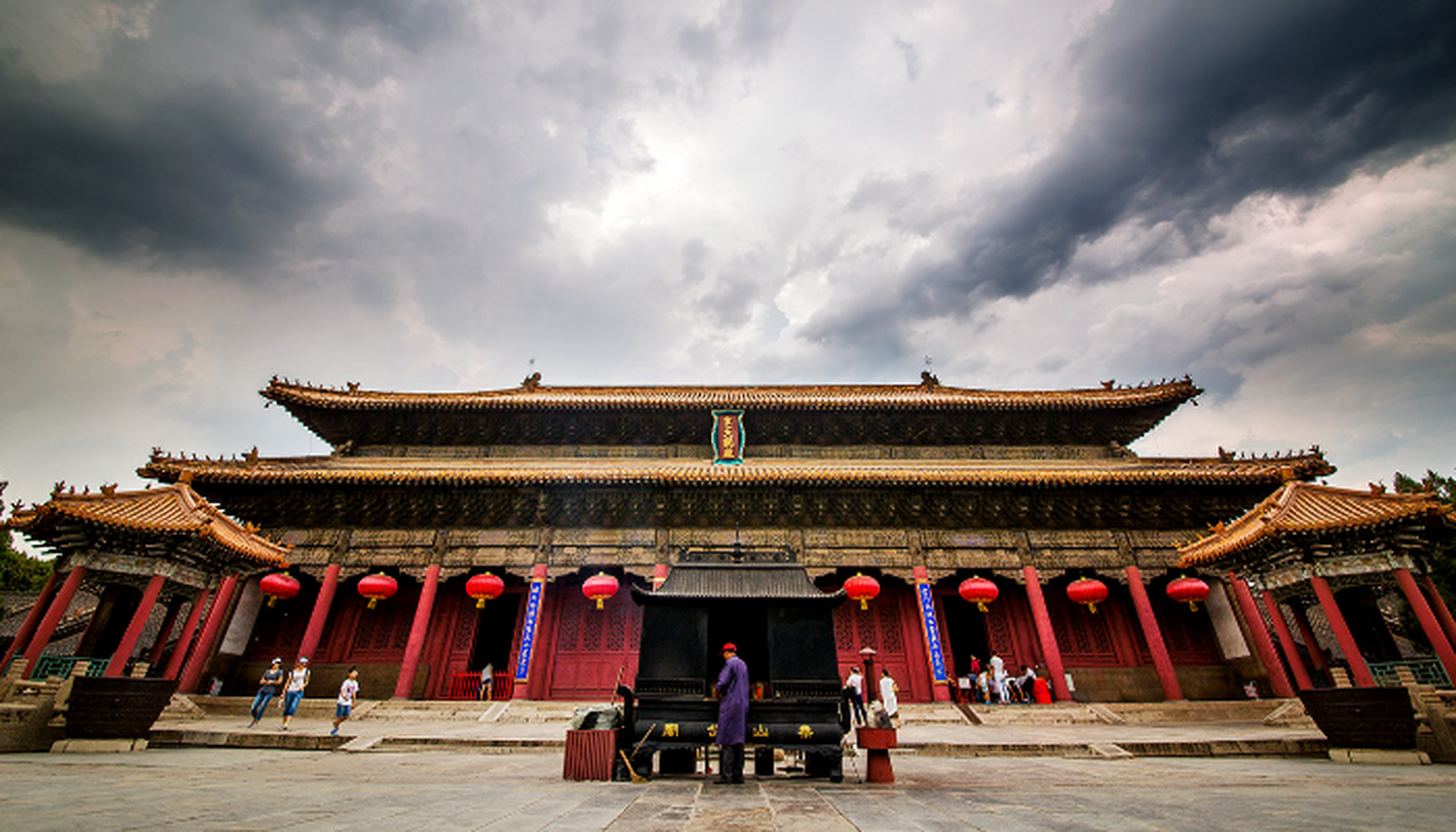 古时帝王祭天都在泰山举行,而封禅大典前都要在岱庙天贶殿举行仪式.