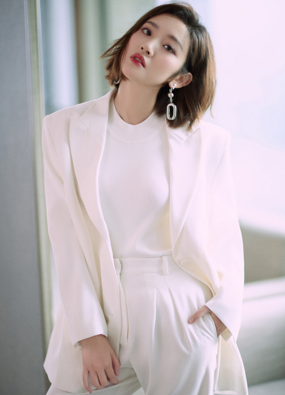 唐艺昕白色西服套装,率性洒脱#唐艺昕