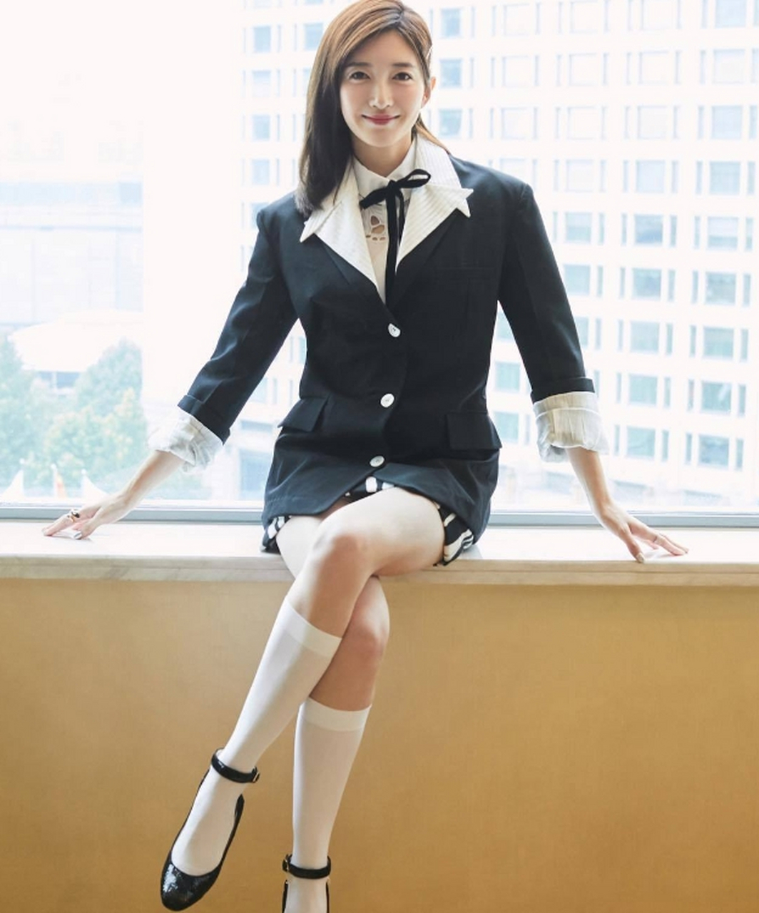 性感妩媚,美艳迷人的#江疏影# 面图桃花,纤瘦直白的大长腿,吹弹可破