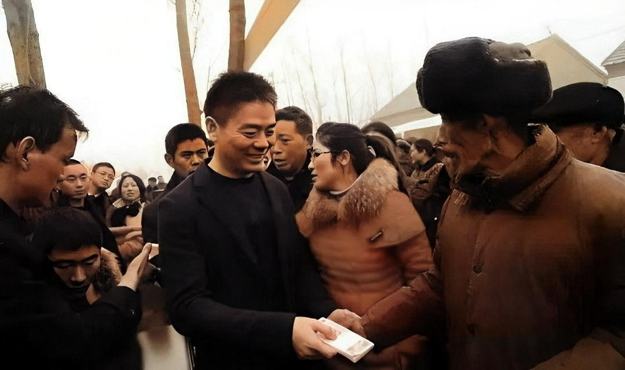 刘强东对助理说:你联系银行,我要100万现金给村里60岁以上老人发10000