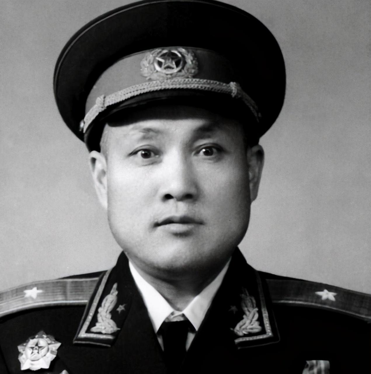 前几天刚介绍过开国少将詹大南,今年105岁了,仍然精神矍铄,宝刀不老