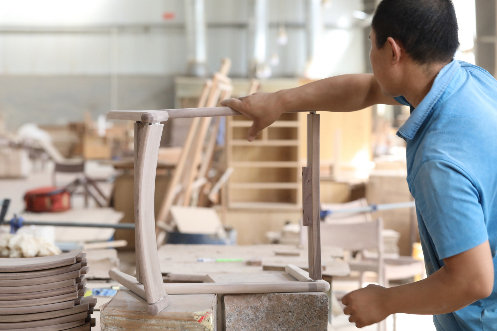 今天走进车间看到了一把椅子从原木到零部件,从零部件到成为一把椅 