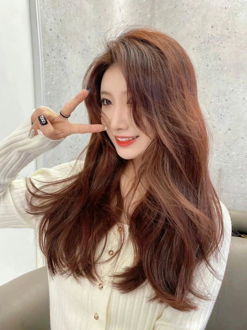 染了原地显白两个度发色  韩国女团发色,染完瞬间显白两个度,掉色不显