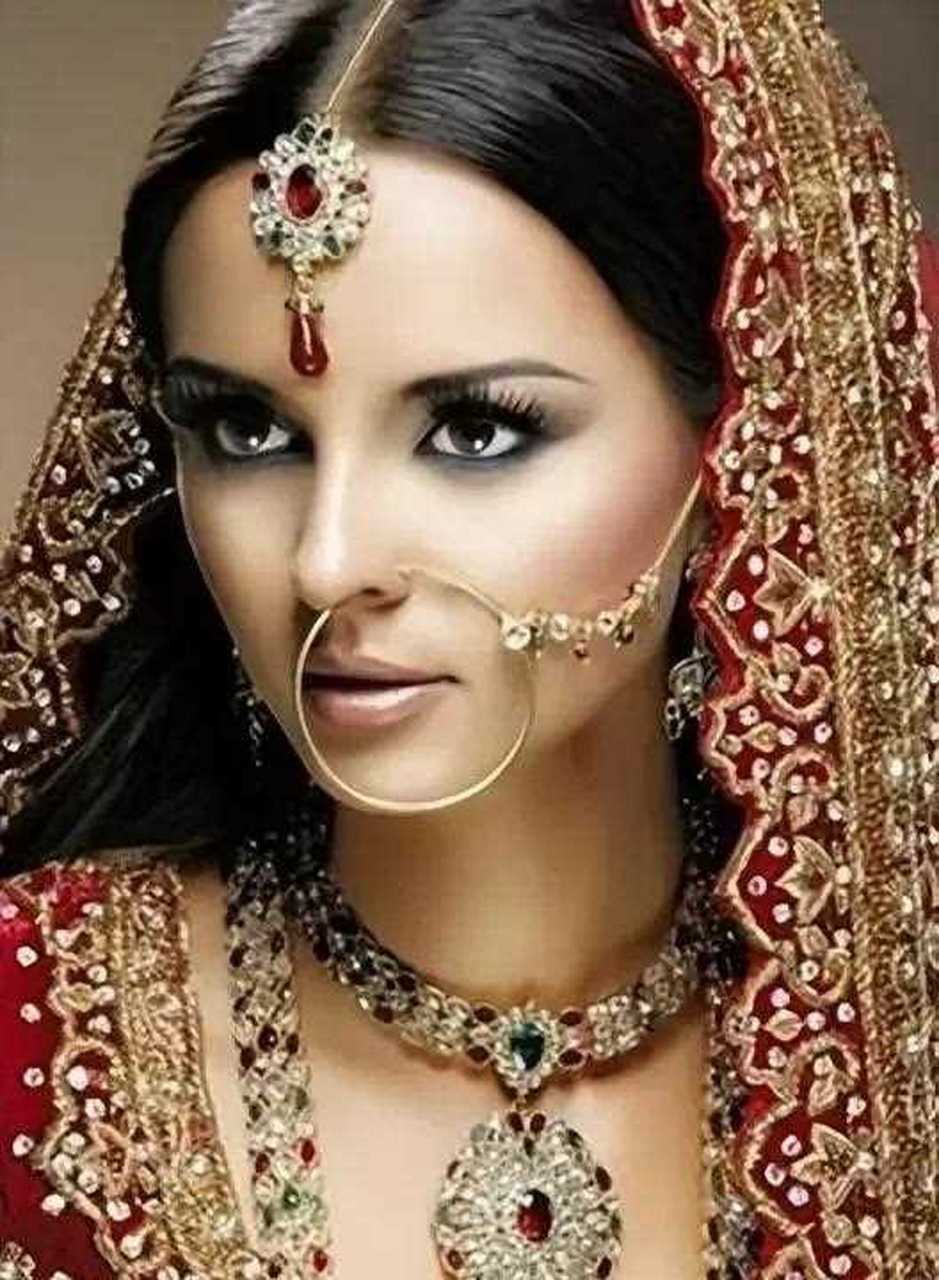 印度鼻饰包括鼻环,鼻钉等,已婚妇女都会在鼻翼上穿孔,并戴上贵重的金