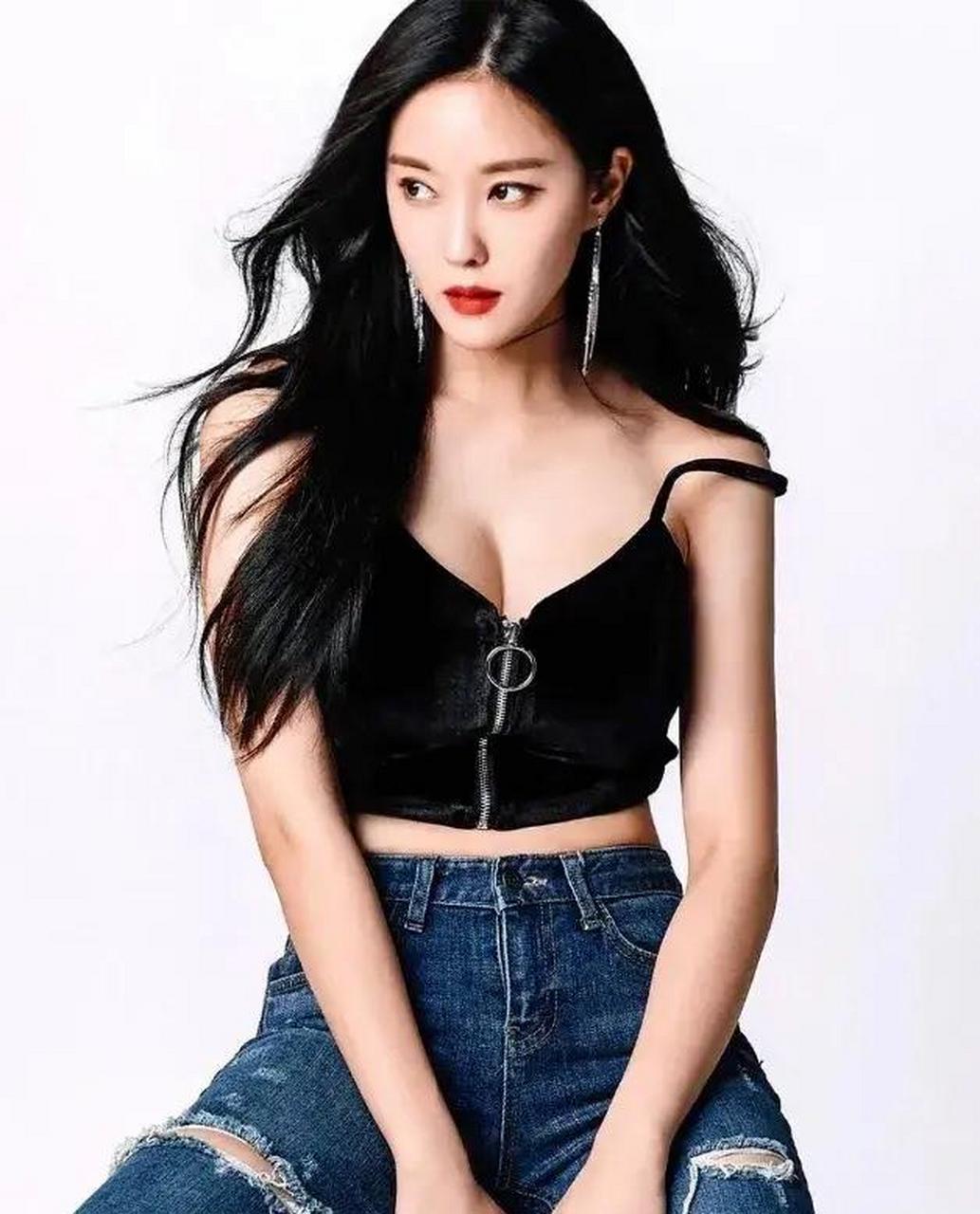 朴孝敏,韩国女演员,天生尤物,身材曼妙,肤白貌美,天生丽质.