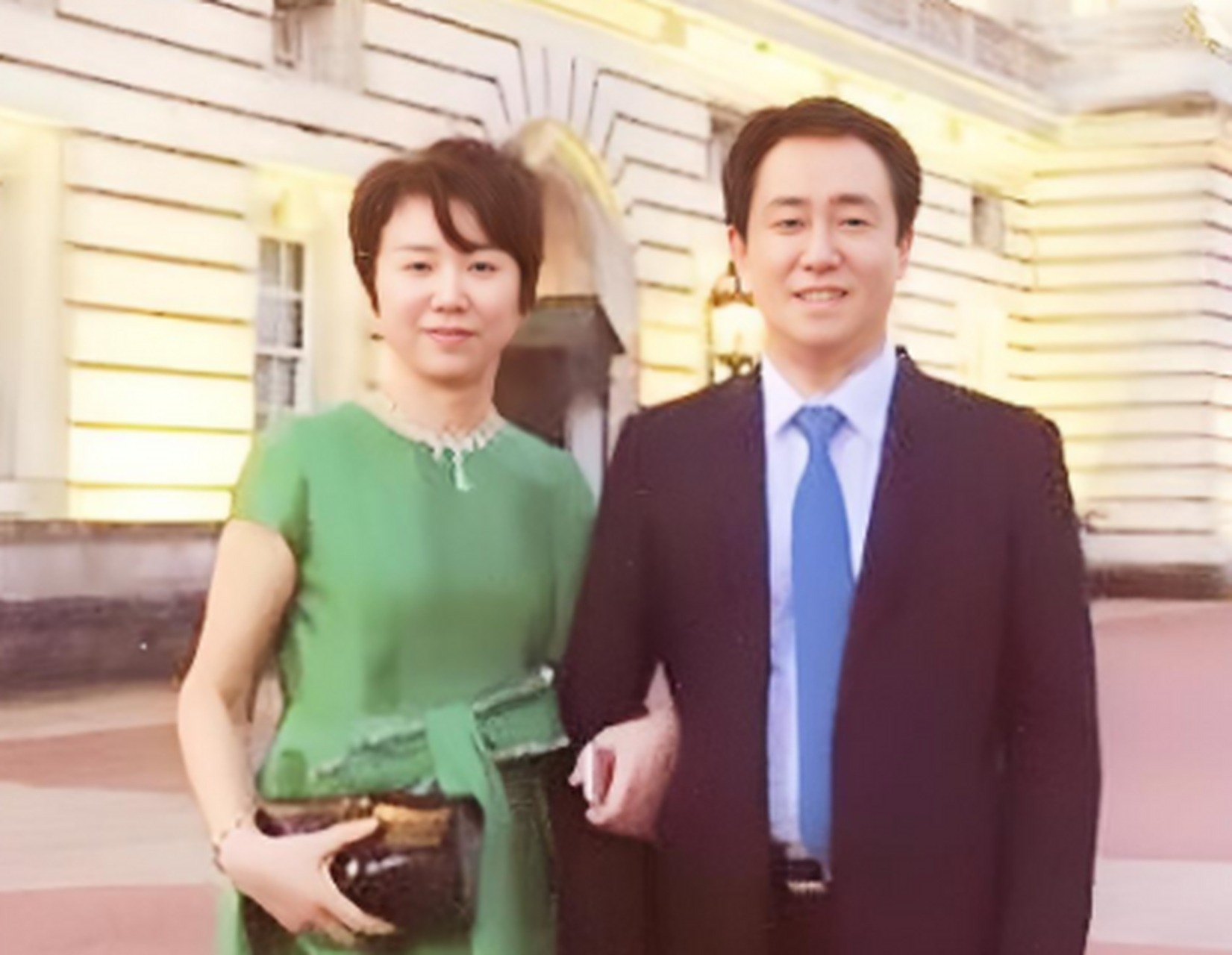 1982年,丁玉梅借给许家印5元钱买了一件衬衫.