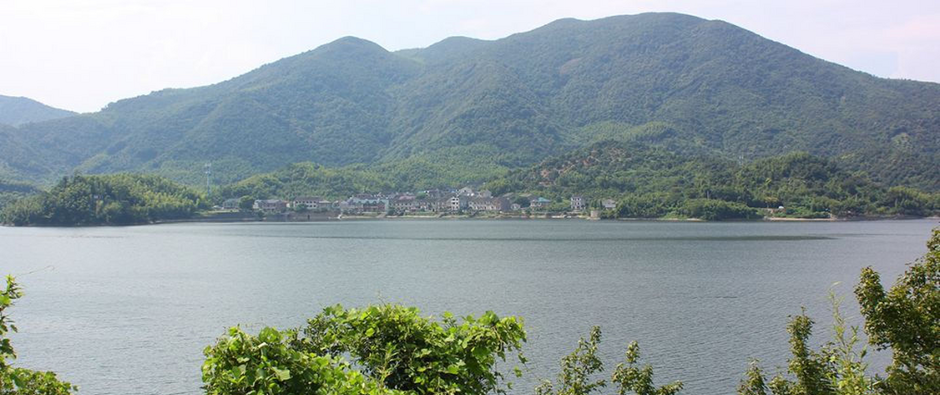 余姚市内的水库还有双溪口水库,陆埠水库,梁辉水库,四明湖水库,牟山湖