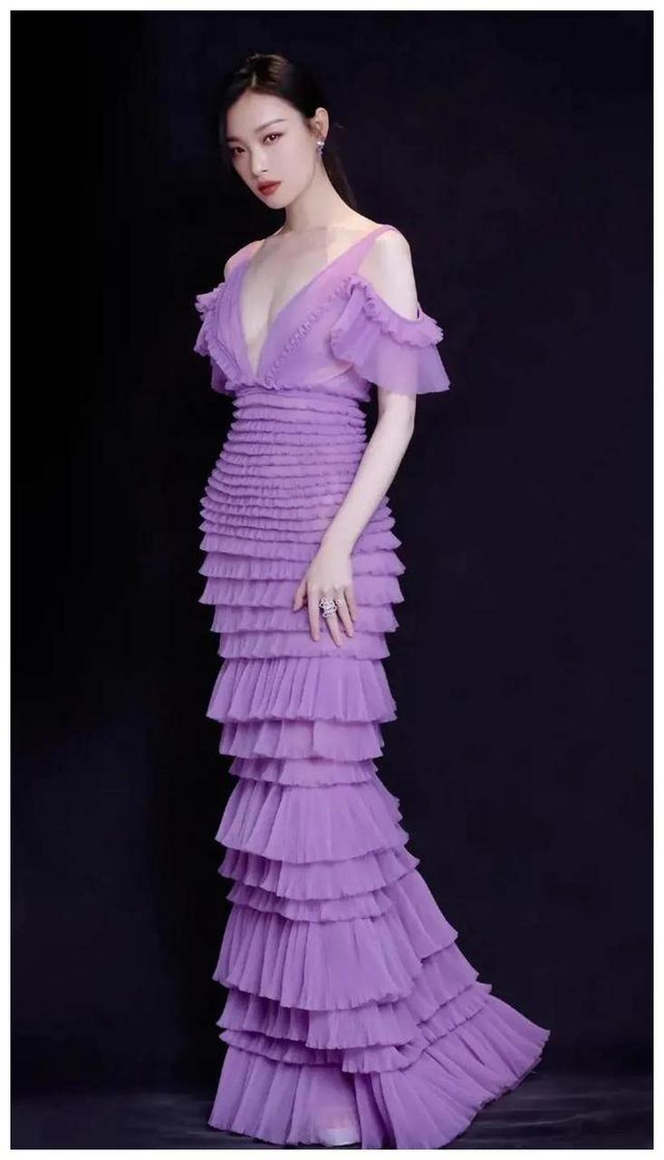 星图秀-倪妮一袭迷人深v紫色礼服性感热辣,魅力无限