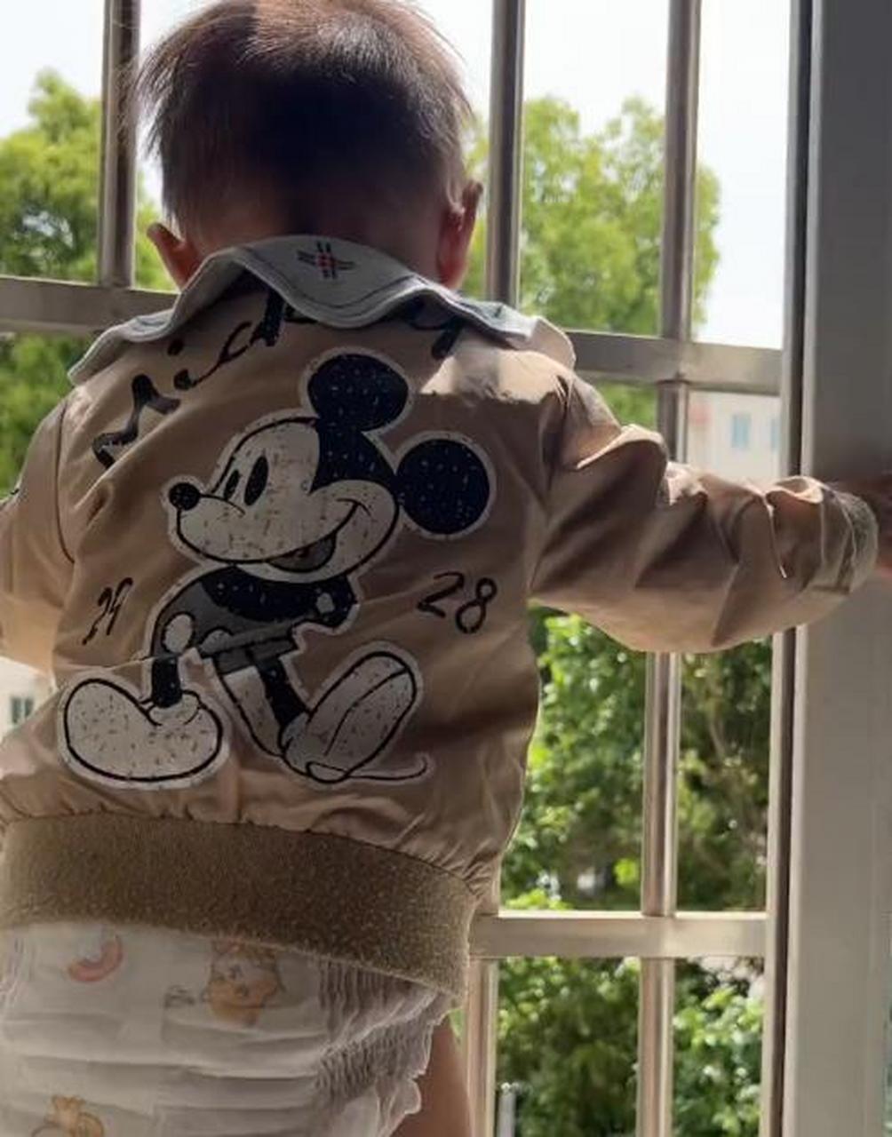 小宝宝特别喜欢爬窗户上,来回开关窗户,这样既危险又容易夹到手,妈妈