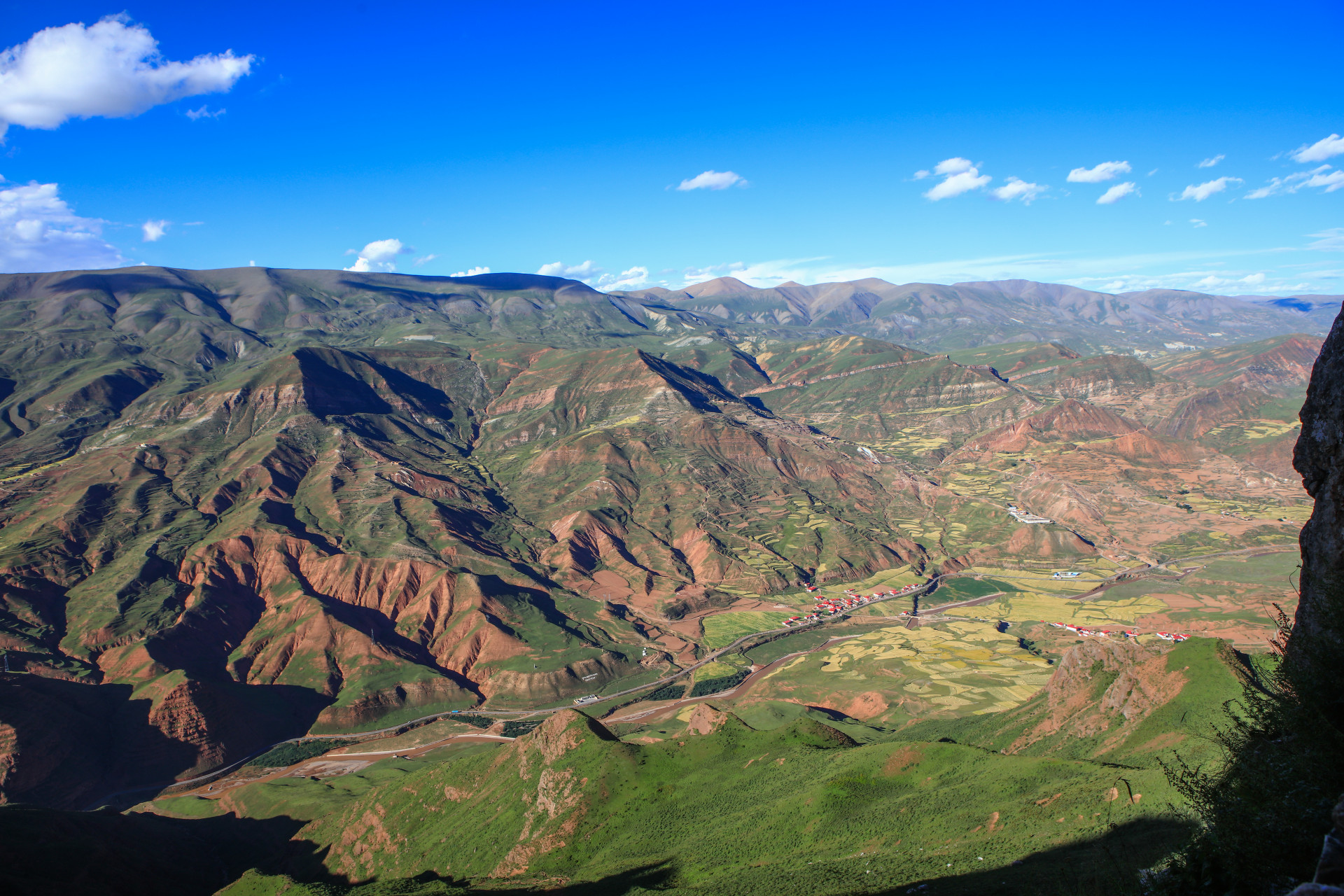 孜珠山俯瞰:孜珠山,西藏昌都市丁青县著名的神山,海拔4800米左右,藏传