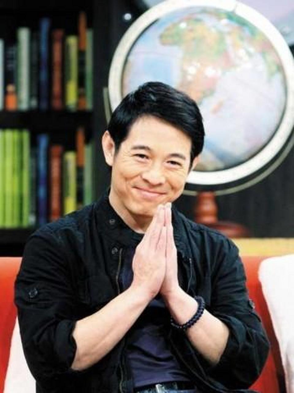 李连杰最近公开亮相 李连杰是一位著名的武打演员,也是一位优秀的武术