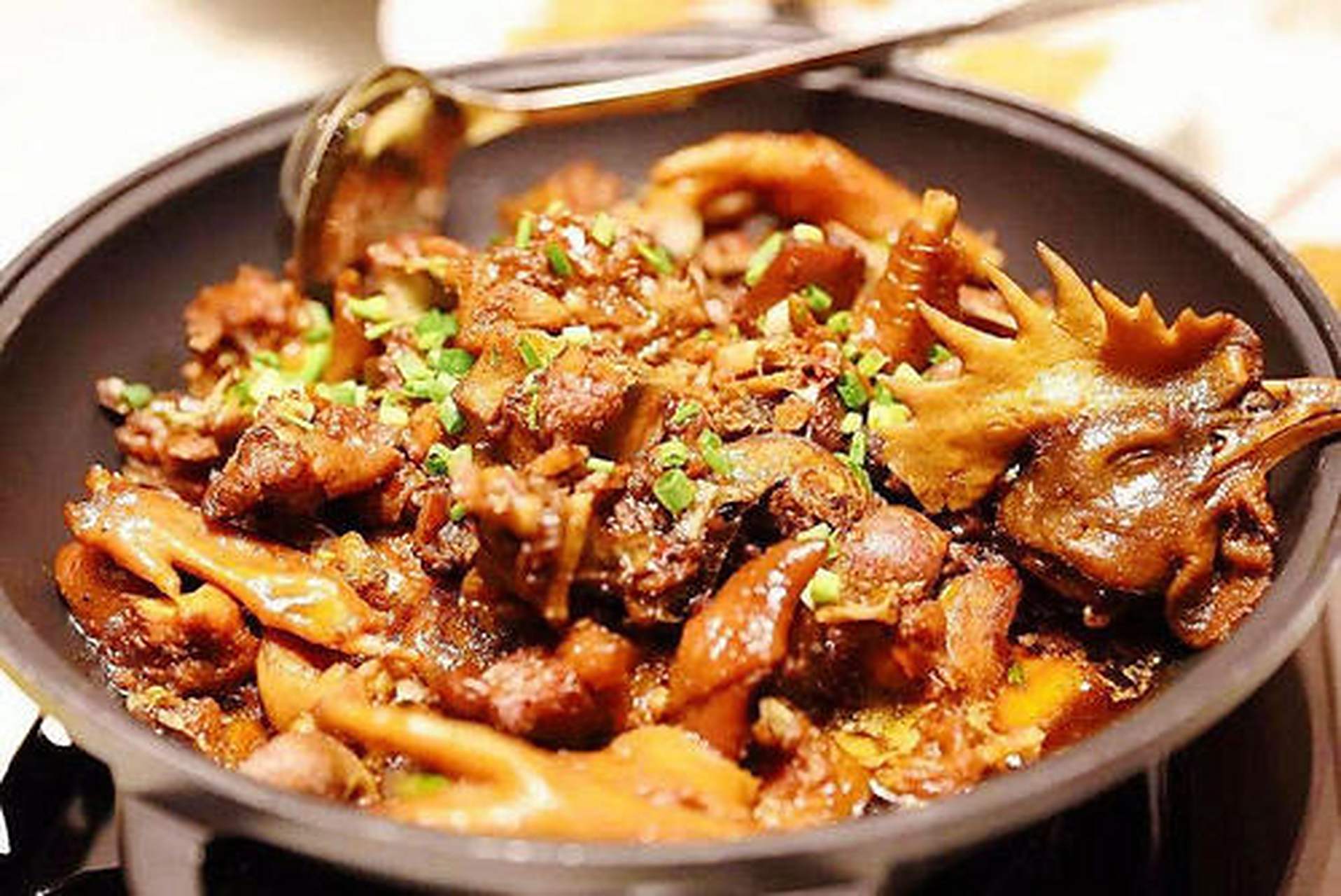 松滋鸡,又名杜婆鸡,松滋鸡火锅汤汁浓郁,肉感鲜嫩,爽滑,香韧,耐嚼,油