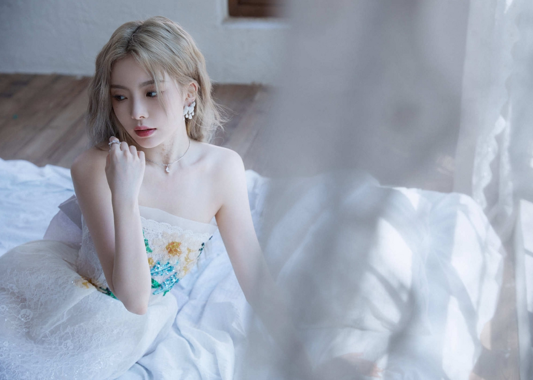 甜美清纯,性感优雅的#陈卓璇# 身穿抹胸绣花裙,肤白