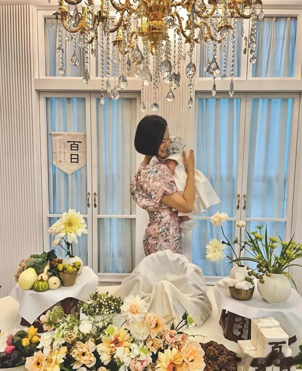 在摄影棚里身穿华丽礼服的池素妍用鲜花,糕点,水果