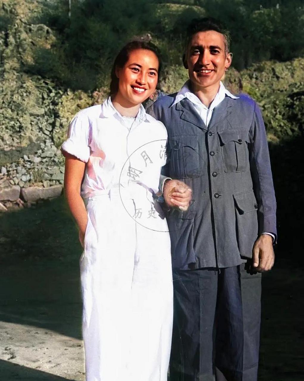 1944年,延安第一美女周苏菲,身穿一身洁白无暇的连衣裤和洋面孔的丈夫