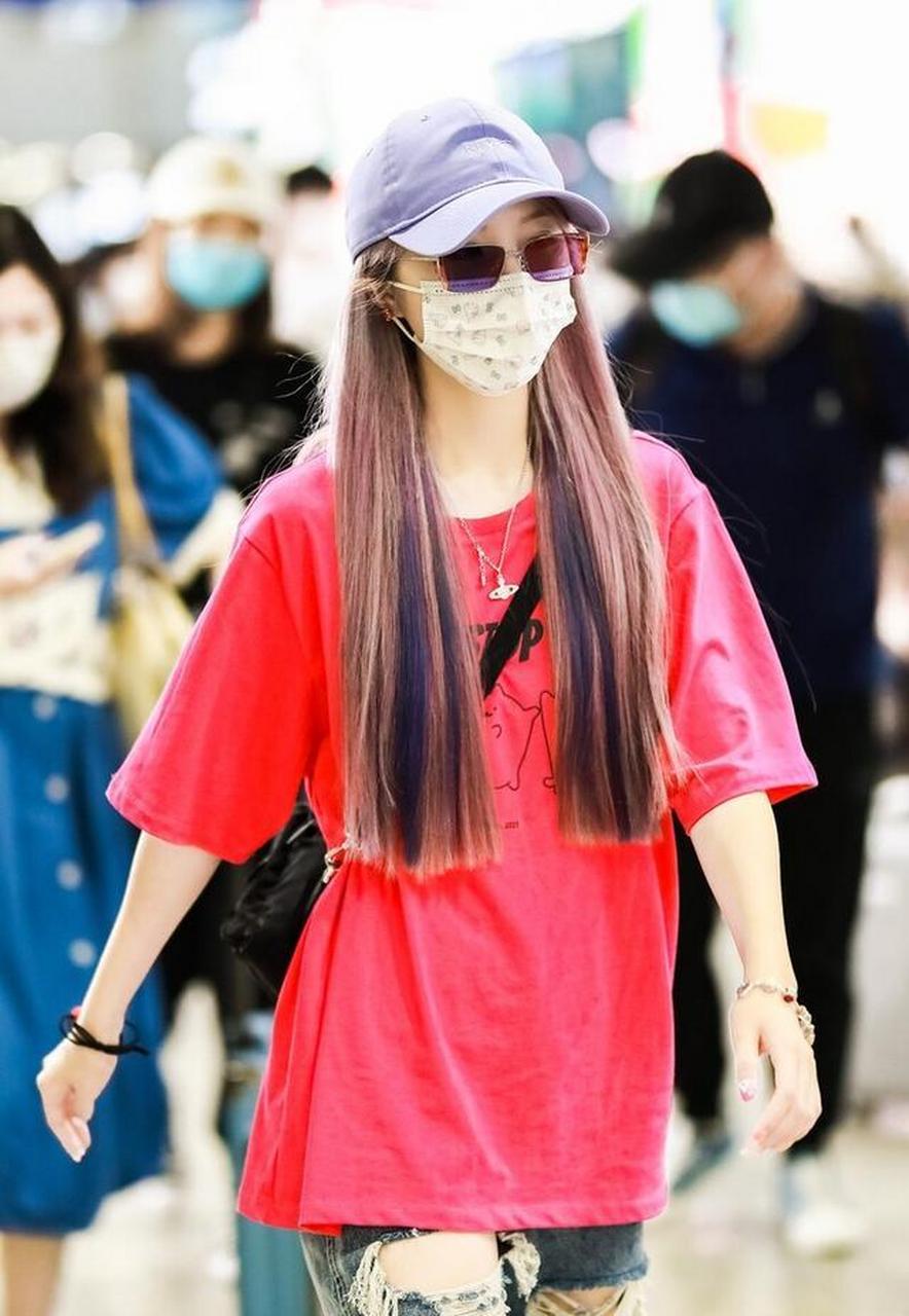 街拍:张馨文粉色tee 破洞牛仔裤 紫色头发 棒球帽亮眼吸睛