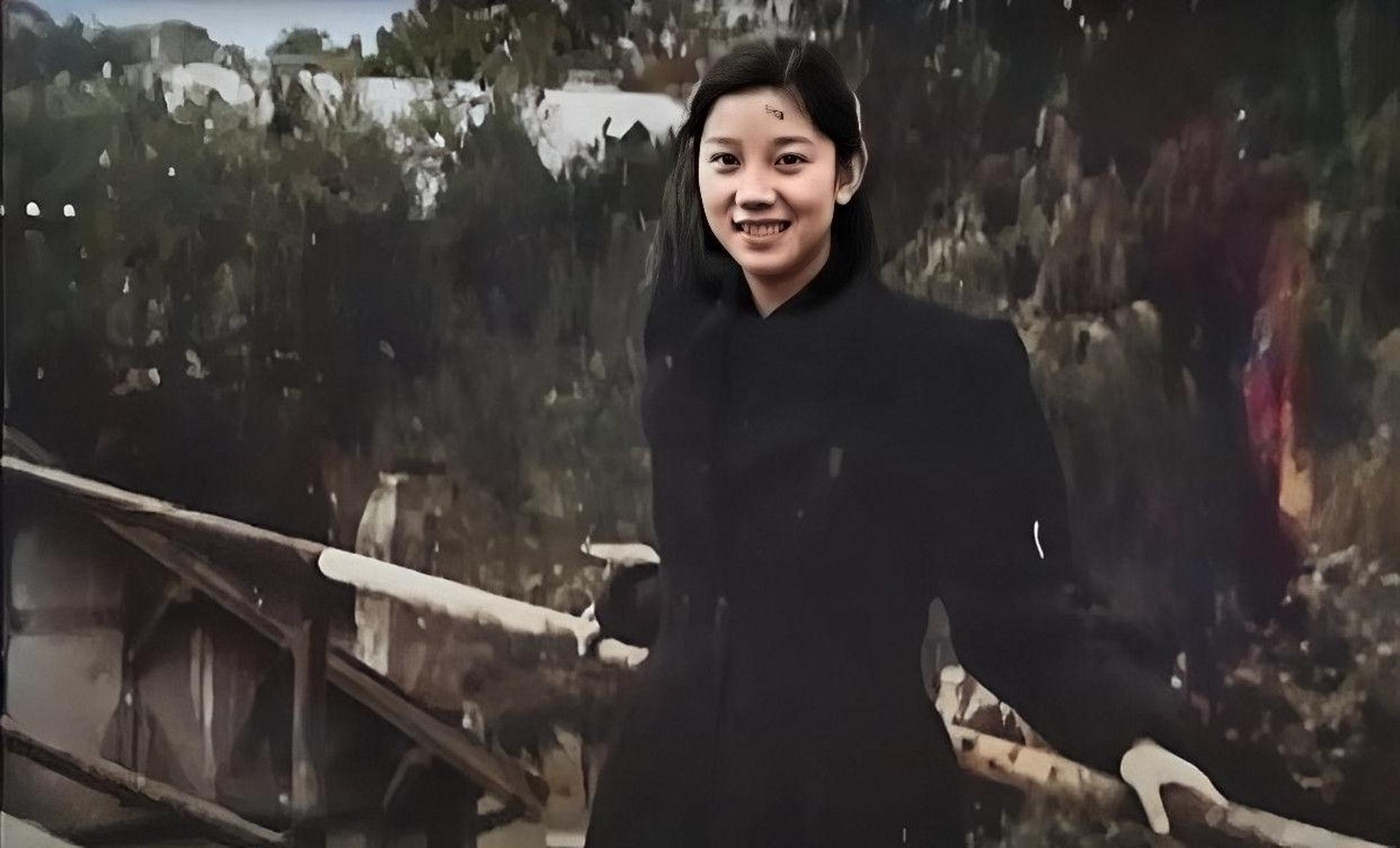 刘思齐年轻时有一张珍贵的老照片,照片中她清秀脱俗,眉目如画,散发着