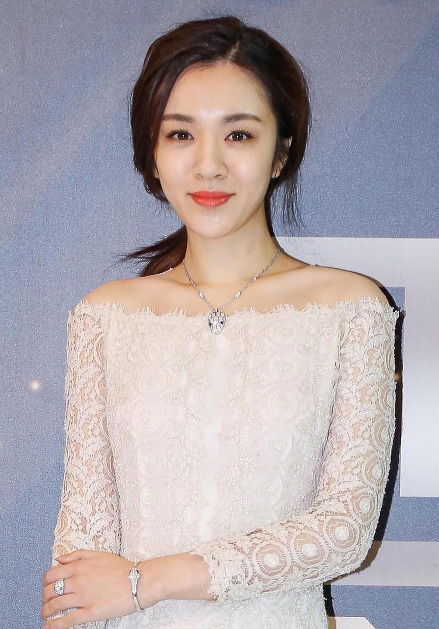 王晓晨越来越有女神范,穿一件白色蕾丝连衣裙,仙女气质十足