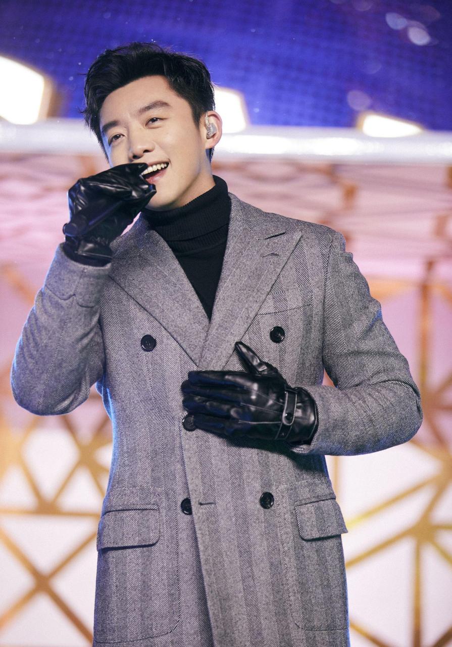 baby郑恺配合默契,宣布跑男定档,牛仔衣造型真养眼