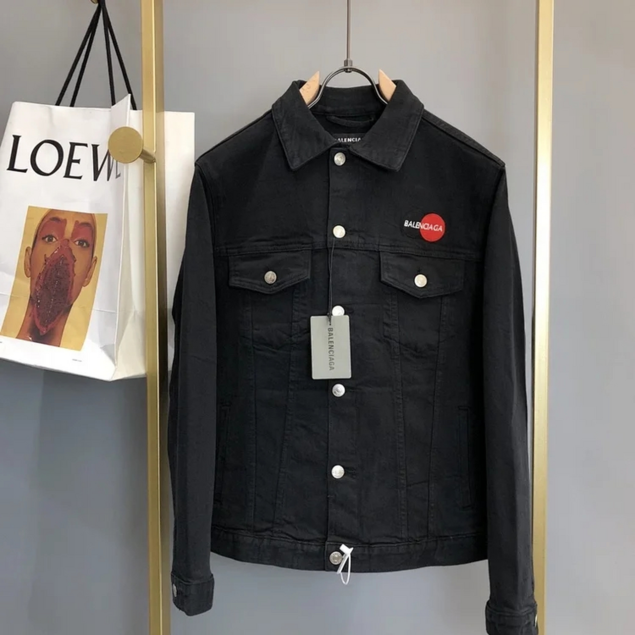 巴黎世家牛仔外套万事达双环logo采用刺绣工艺 刺绣非常非常非常密集