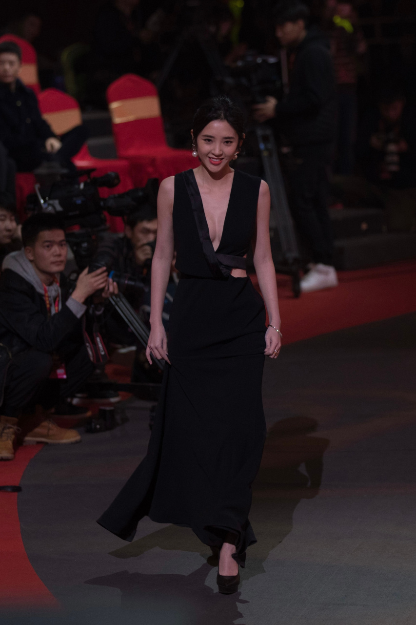 唐艺昕2017国剧盛典,黑色深v礼服配她这个身材恰到好处,没那么夸张
