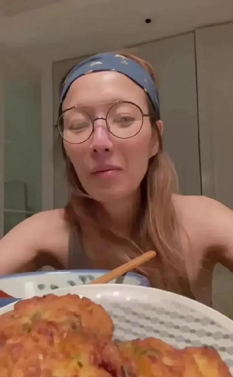 gif创作人 50岁的天后郑秀文素颜吃饭健身,完全感觉不到她已经有50