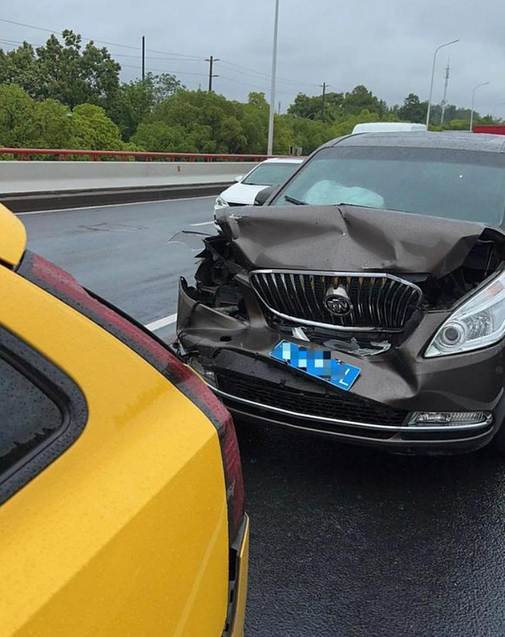 连美系车gl8都不行  司机gl8因为着急赶路,不慎追尾了前方的黄车