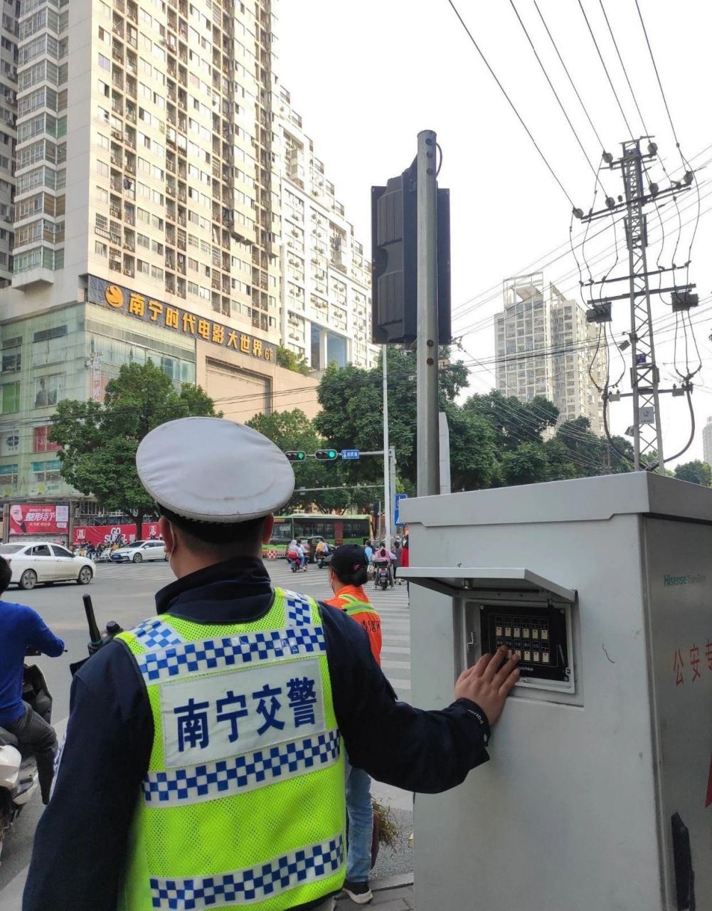 第一次见交警亲自控制红绿灯