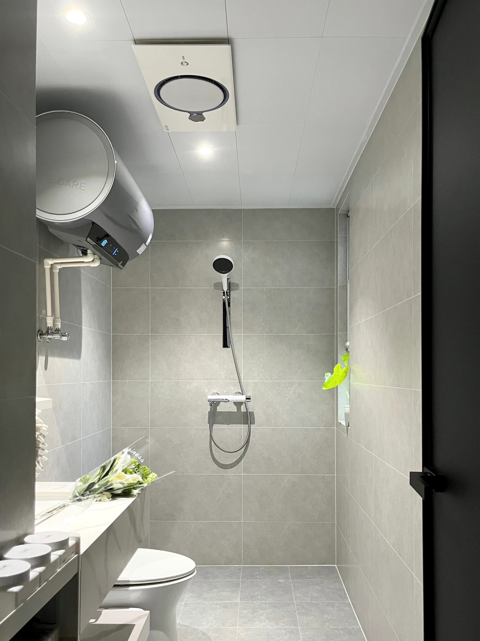 我家卫生间面积并不大,只有4平米不到 虽然很简单,但用着也很舒服