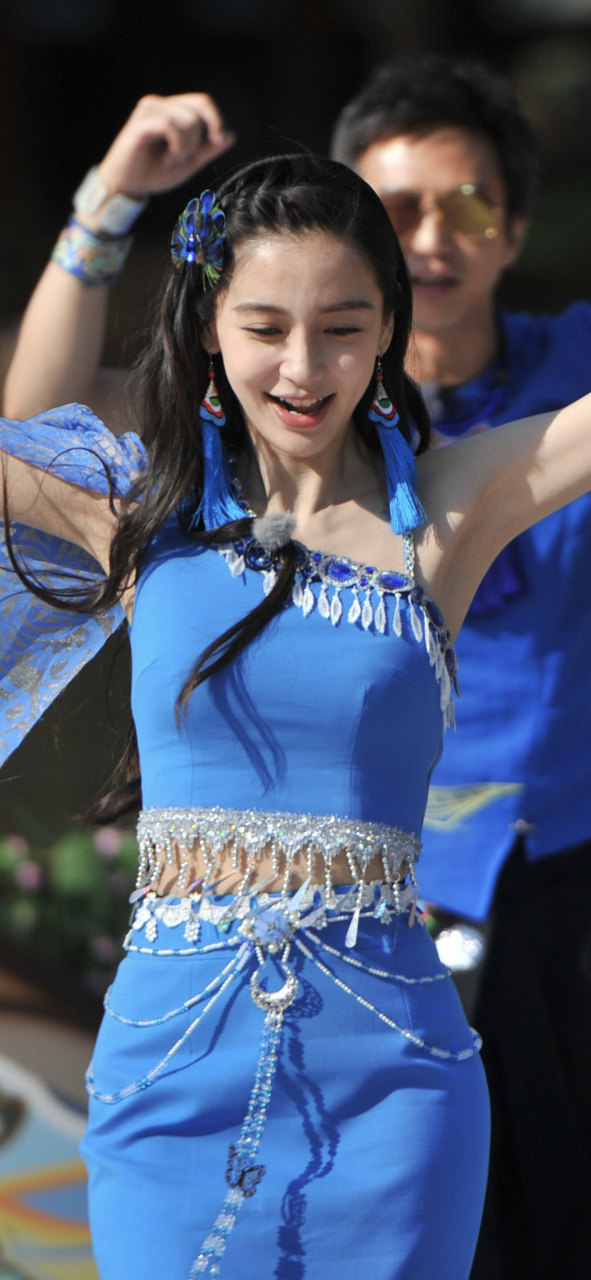 angelababy《奔跑吧》节目蓝色公主裙剧照,这好身材真让人羡慕,这是一