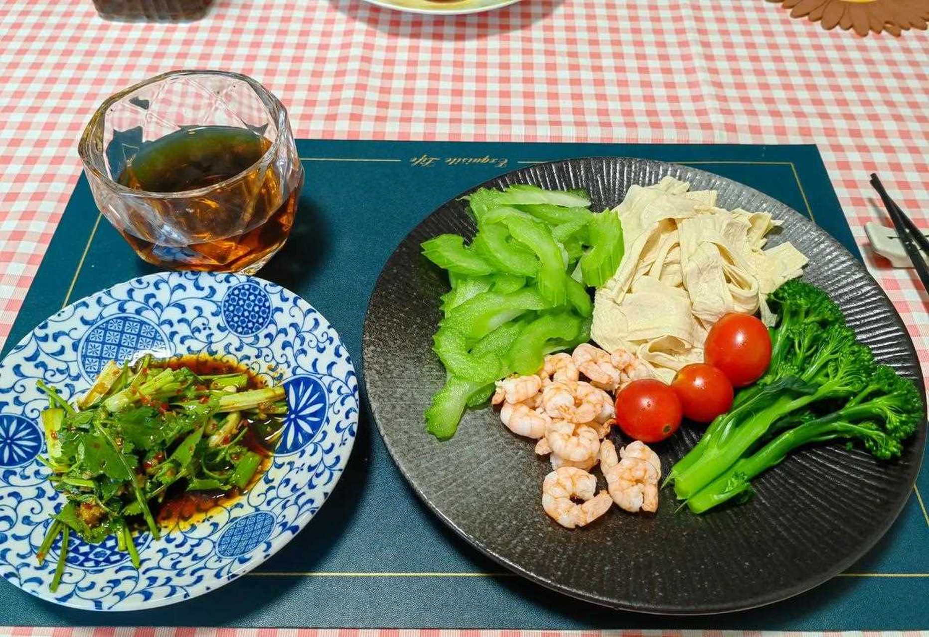 今天的午餐,虾仁,西芹,腐竹,西兰花,小番茄配上一碟灵魂蘸料