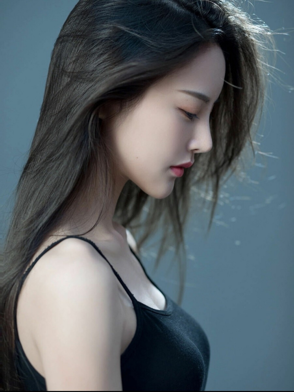 大眼网红美女黑色吊带诱人锁骨艺术写真