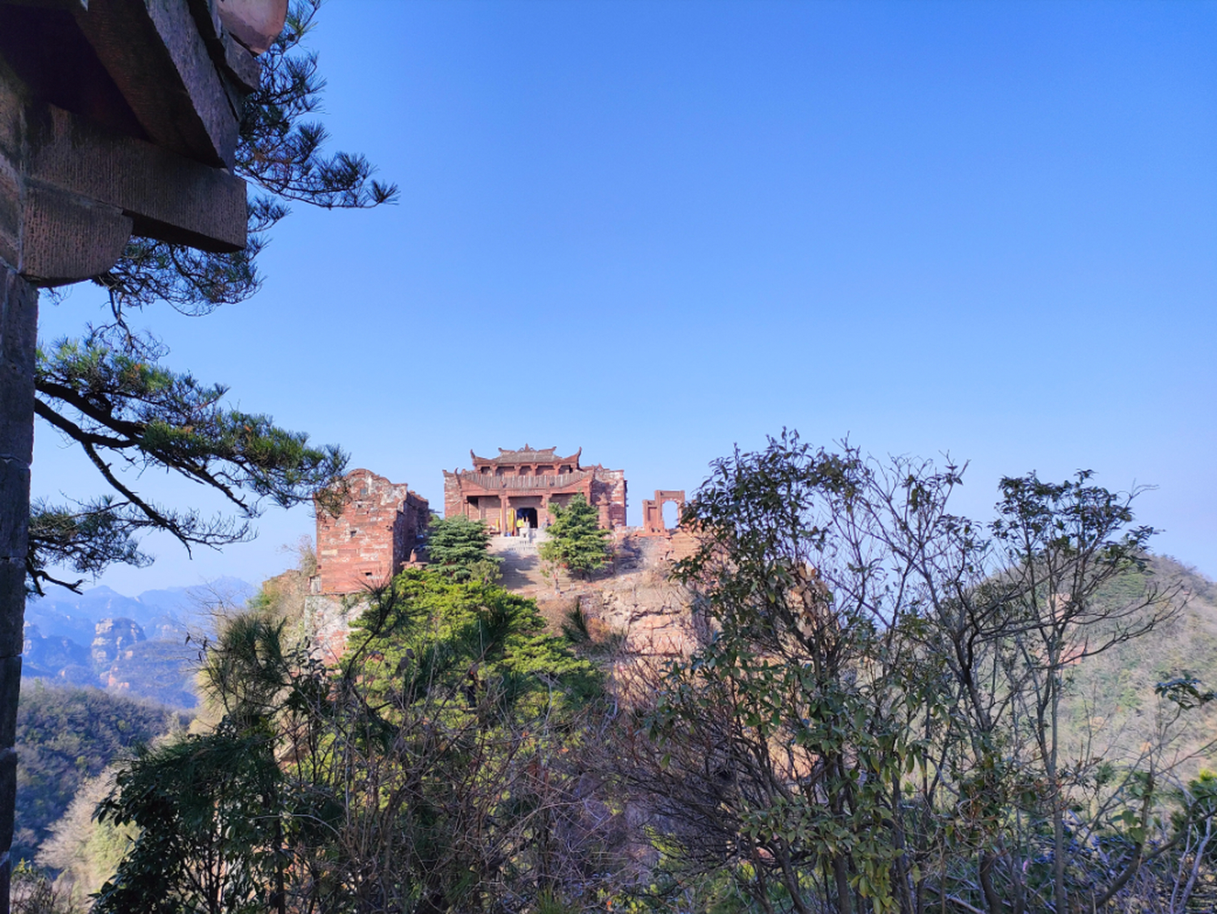 桃源县热市境内的道教圣地星德山山顶,有闻名遐迩的雕刻艺术宝殿星德