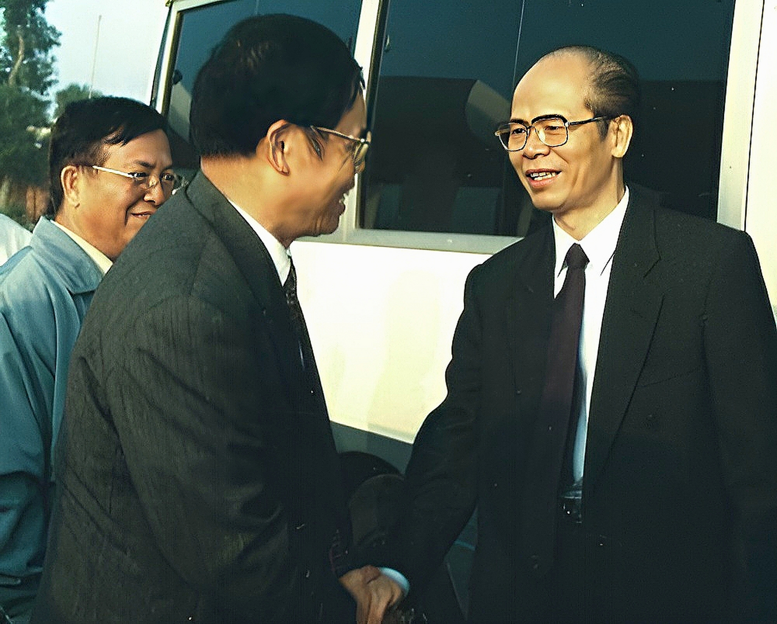 谢非:曾担任广东省委书记,官至副国级,母亲是广东最长寿的老人  1999