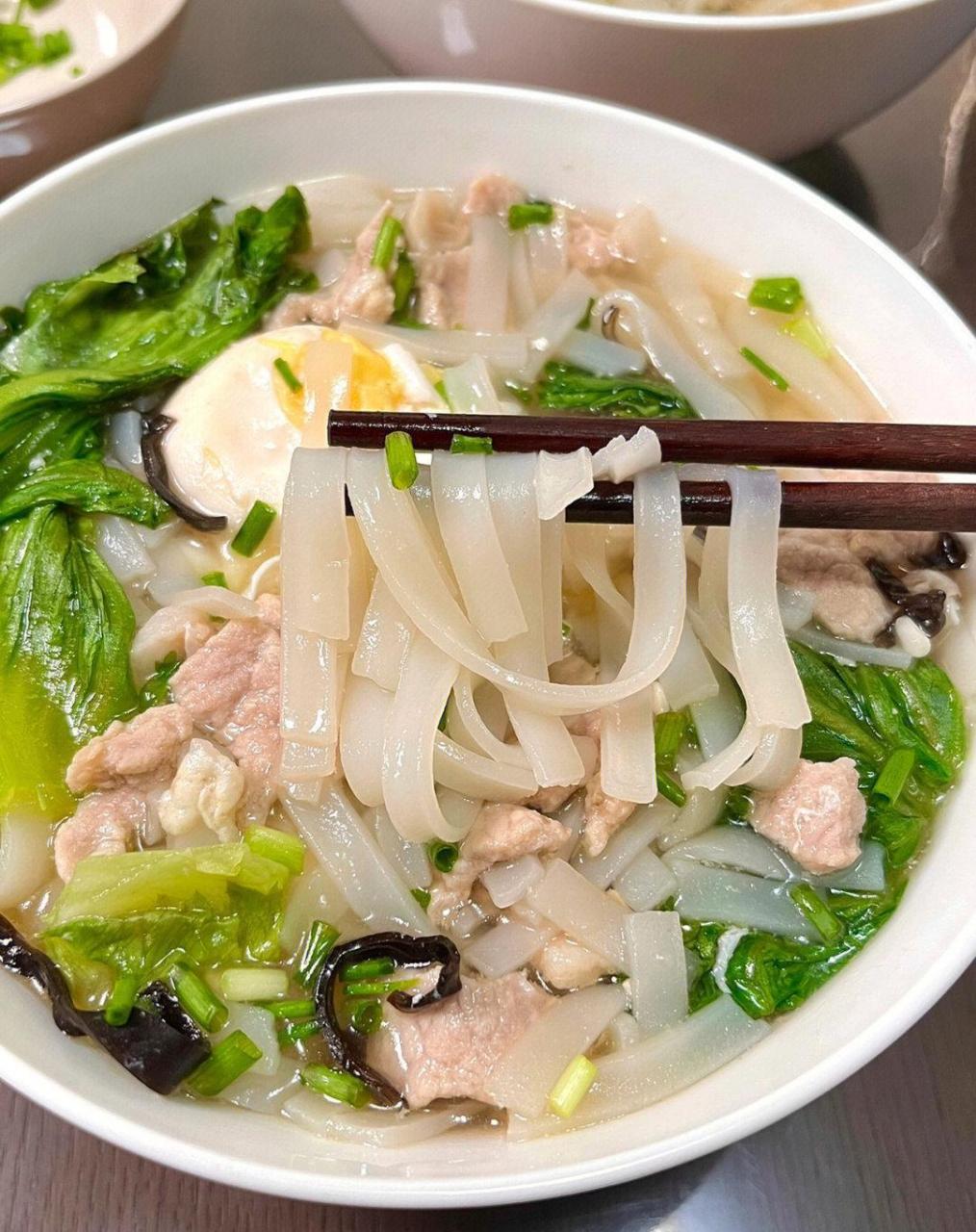 三鲜汤粉90超好吃 食材:瘦肉,鸡蛋,木耳,青菜,河粉(米粉) 90食谱