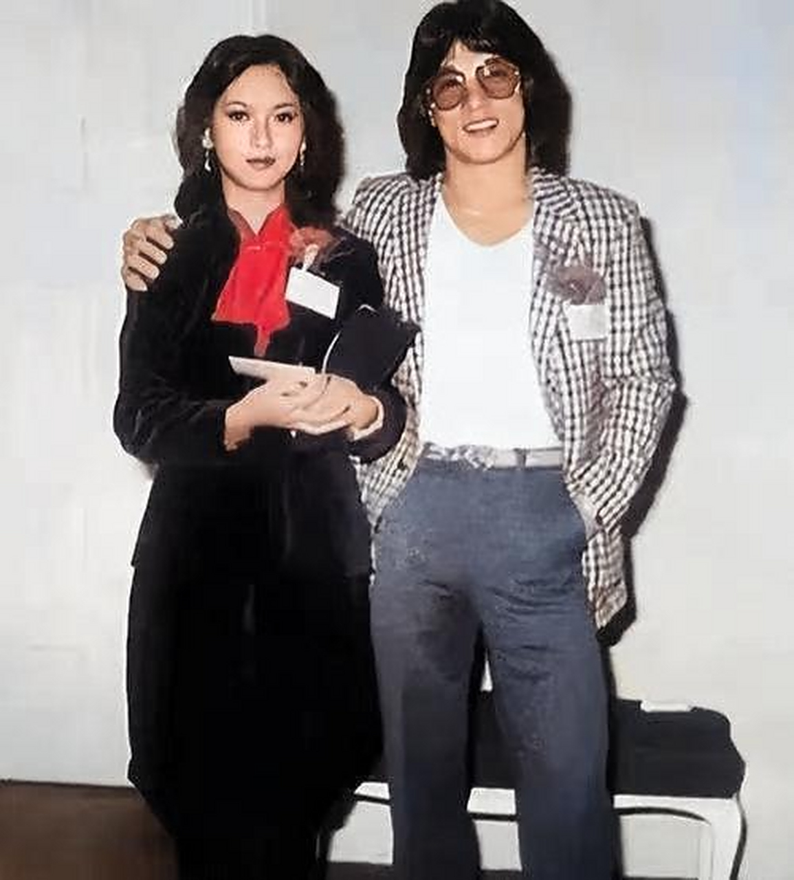 照片中赵雅芝穿着一身黑色长裙,留着黑色披肩长发,面容姣好,气质优雅