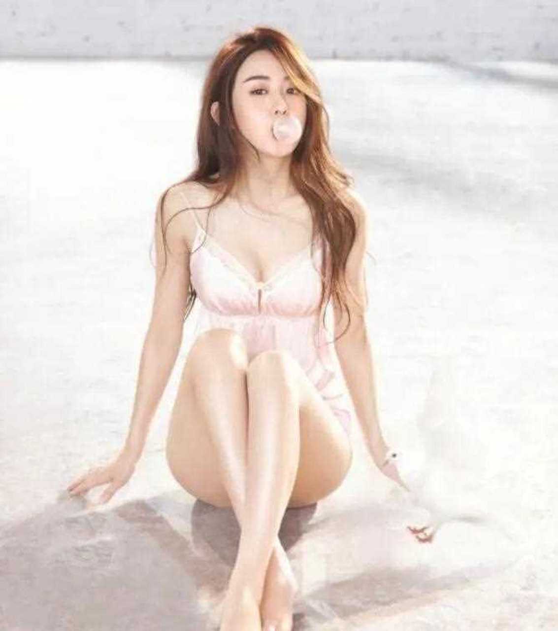 一向严谨的赵丽颖,第一次大胆尝试拍摄比基尼写真集,喜欢颖宝的这组