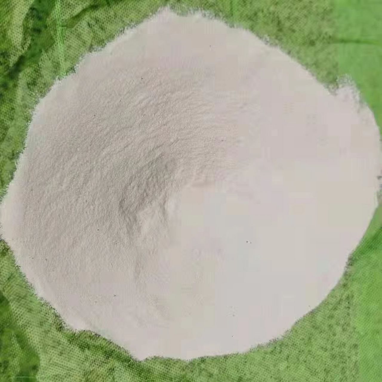 pvc磨粉猜中参与稳定剂,润滑剂和填料,经混炼后,用挤出机可挤出各种