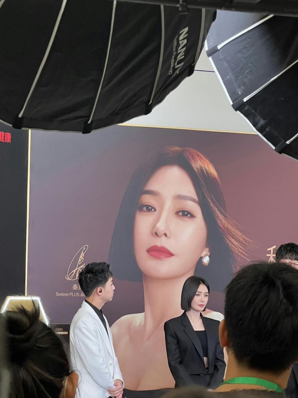 秦岚今日扫楼状态# 真不愧是我们喜欢的秦岚,这一次的西装的穿搭也是