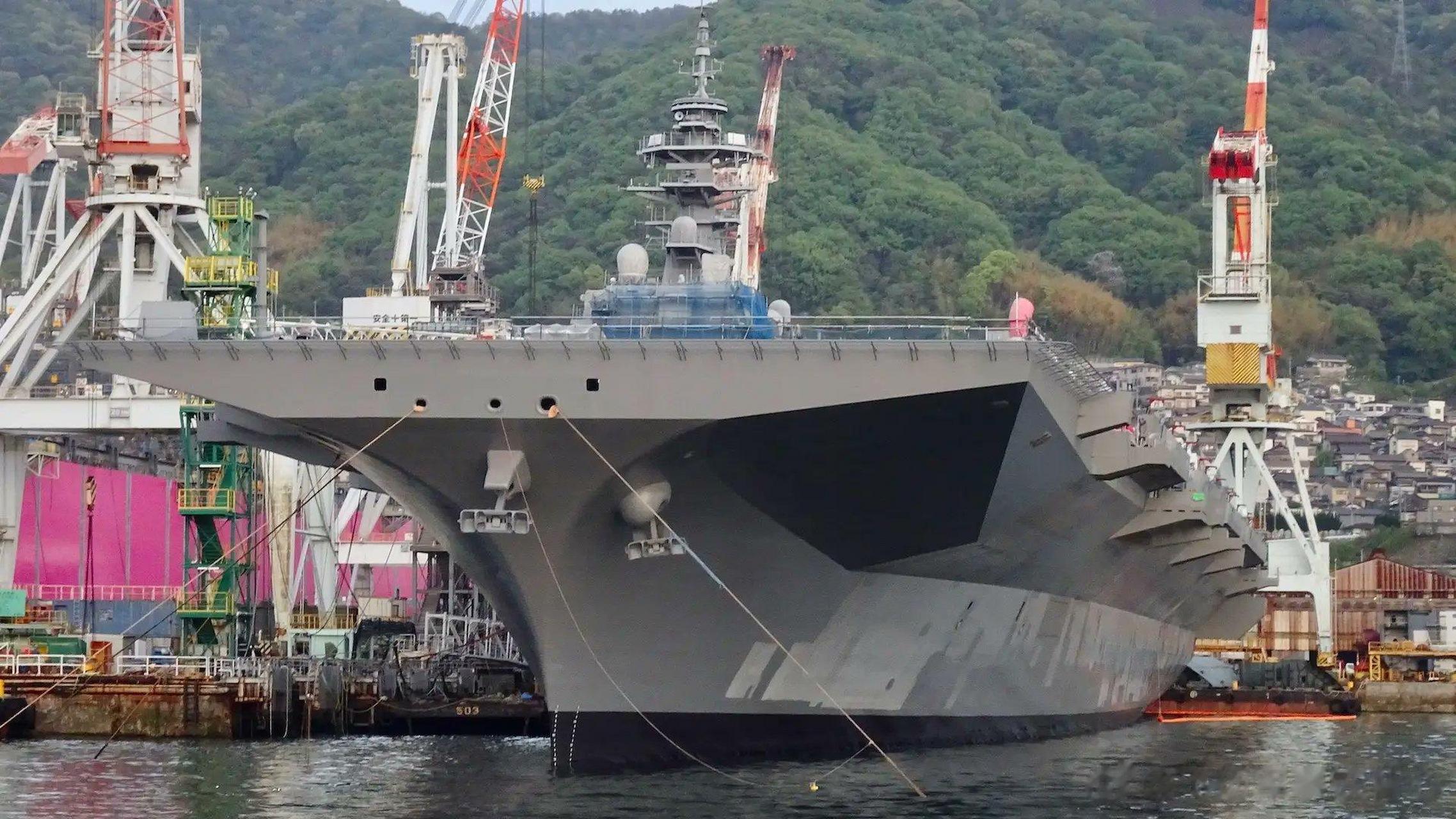 作为改装工程的一部分,日本海自直升机航母加贺号改装后的船头更宽