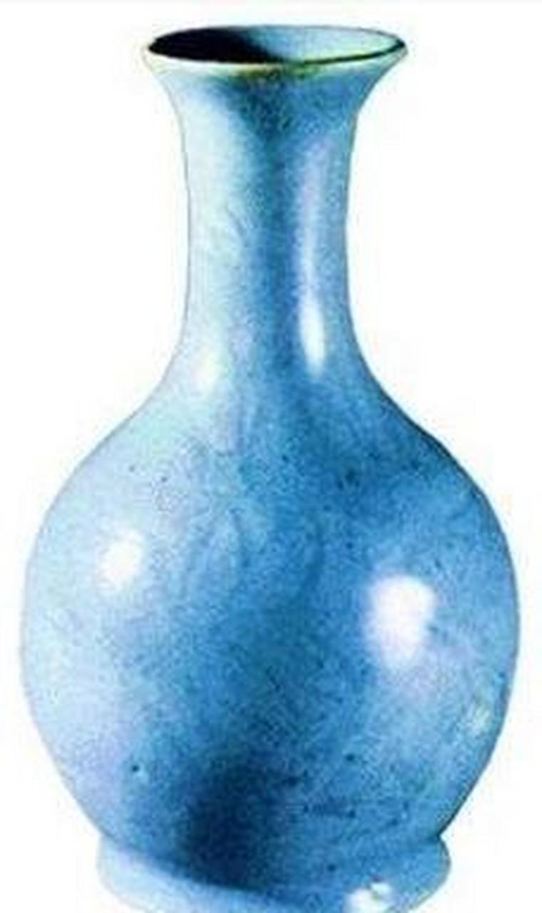 汝窑出土的天蓝釉刻花鹅颈瓶目前摆放在河南省博物馆中,当导游喋喋不