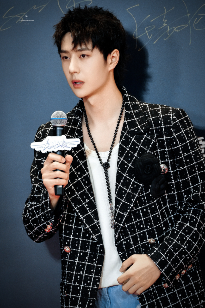 王一博  #2023尖叫之夜#  #尖叫之夜红毯# "2024后面有什么计划可以和