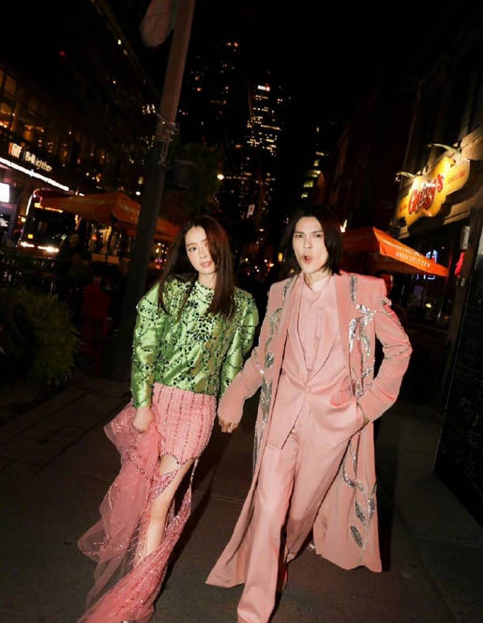 95网友晒10月份与郭碧婷一同参加婚礼合影,五官状态依旧漂亮哇!