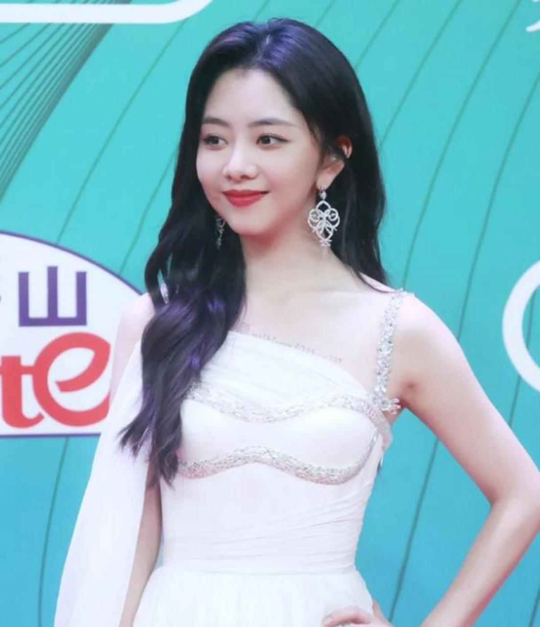 谭松韵,这位当代女演员,以其甜美和优雅的气质,吸引了众多观众和粉丝